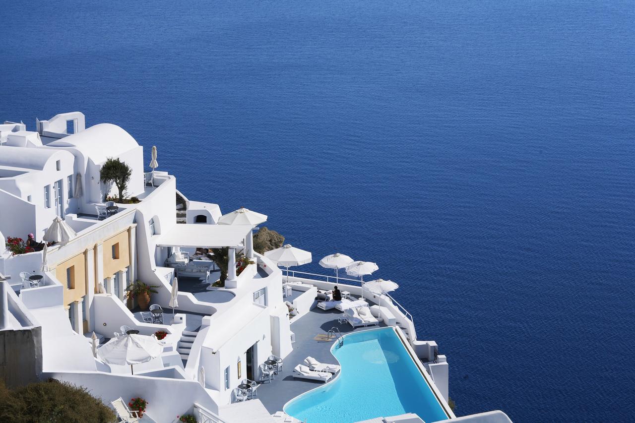 Read more about the article The Best Honeymoon Hotels in Santorini: 2023 Guide